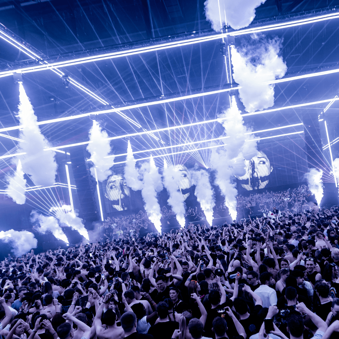 Crowd and laser production at a previous Verknipt event